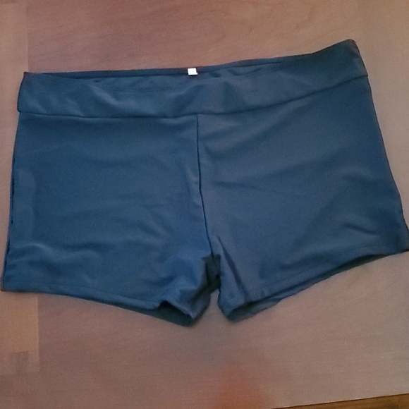 NWOT. A-Line tankini top, briefs, and shorts set - Picture 6 of 8